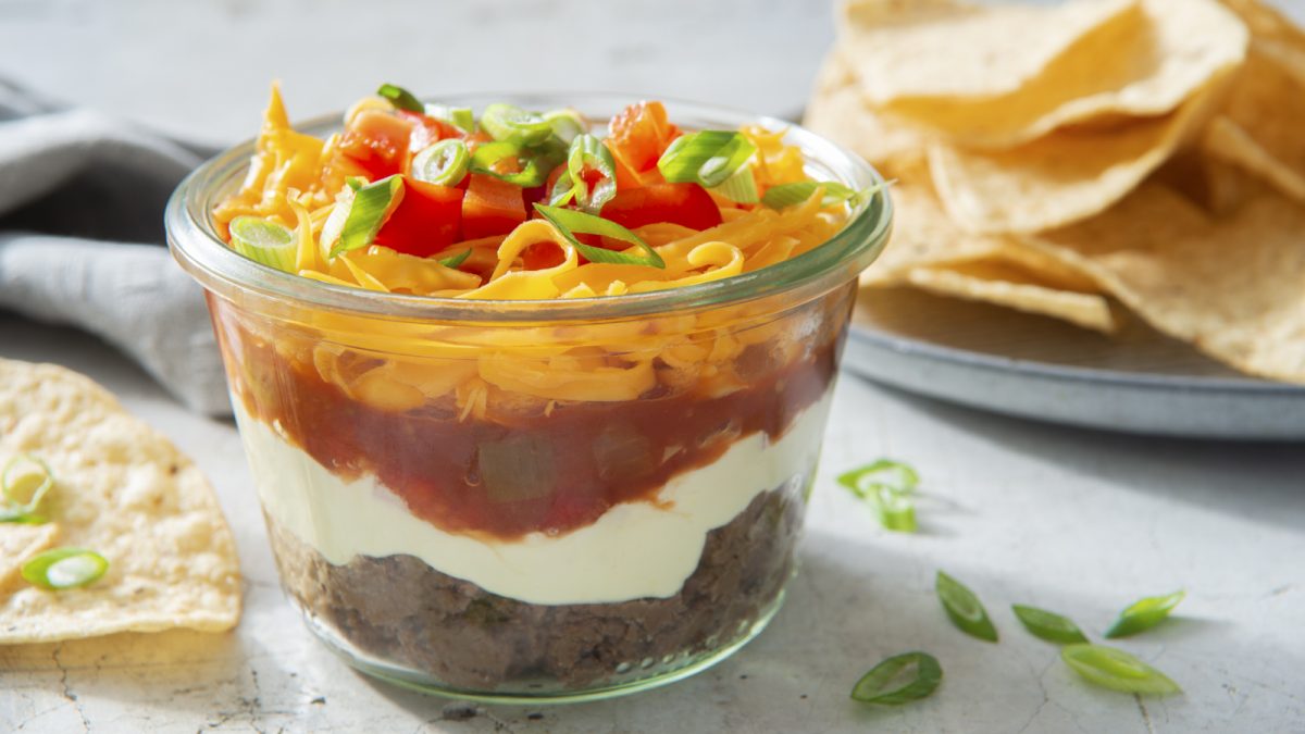 Các tín đồ ẩm thực không nên bỏ qua cách làm món 5 lớp taco dip với Better Than Bouillon. Sử dụng Better Than Bouillon sẽ làm cho món ăn của bạn thêm hương vị đậm đà và thơm ngon hơn bao giờ hết. Hãy xem ảnh liên quan để khám phá món ăn tuyệt vời này.